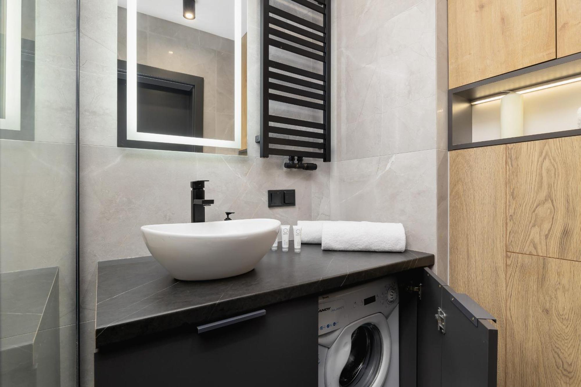 Elegant Apartment In Cracow With Balcony, Parking And Desk By Noclegi Renters Krakow Exterior photo
